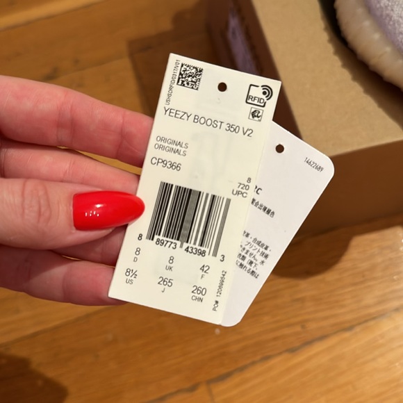 Yeezy boost 350 V2 size 8.5 ships in box - Picture 6 of 6